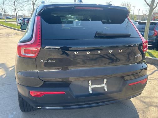 Onyx Black Metallic 2023 Volvo XC40 B5 Plus Dark Theme