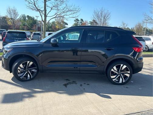 Onyx Black Metallic 2023 Volvo XC40 B5 Plus Dark Theme