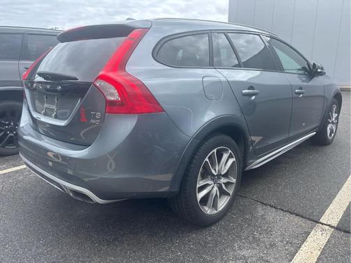 2018 Volvo V60 Cross Country T5