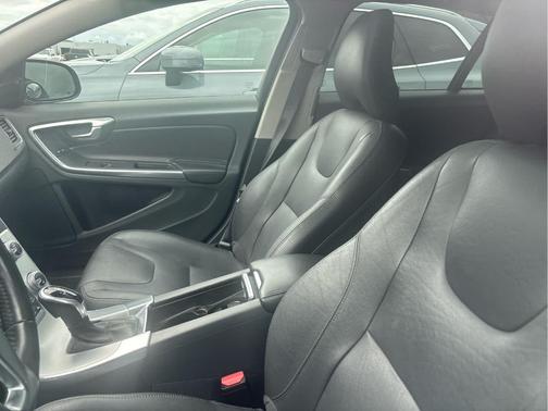 2018 Volvo V60 Cross Country T5