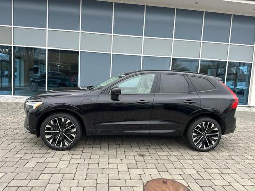 Onyx Black Metallic 2026 Volvo XC60 Plug-In Hybrid T8 Ultra