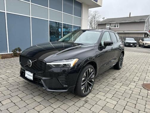 Onyx Black Metallic 2026 Volvo XC60 Plug-In Hybrid T8 Ultra