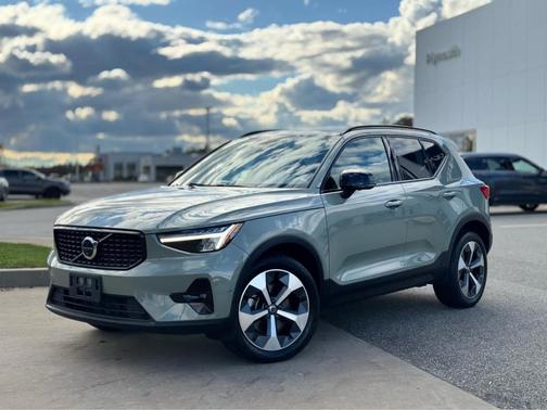 2023 Volvo XC40 B5 Plus Dark Theme
