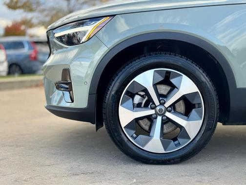 2023 Volvo XC40 B5 Plus Dark Theme