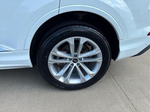 Carrara White 2025 Audi Q7 55 Premium Plus