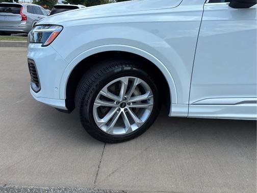 Carrara White 2025 Audi Q7 55 Premium Plus