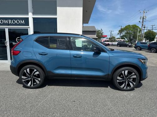 2025 Volvo XC40 B5 Plus Dark Theme