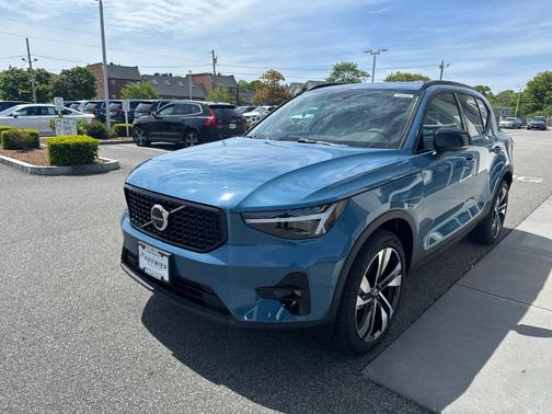 2025 Volvo XC40 B5 Plus Dark Theme