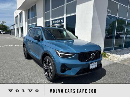 2025 Volvo XC40 B5 Plus Dark Theme