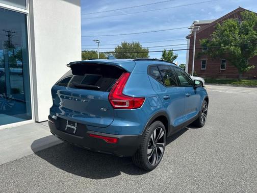 2025 Volvo XC40 B5 Plus Dark Theme