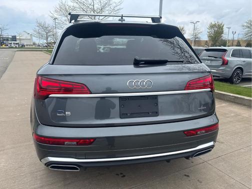 Daytona Gray Pearl Effect 2023 Audi Q5 45 S line quattro Premium