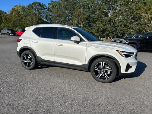 2025 Volvo XC40 B5 Core Bright Theme