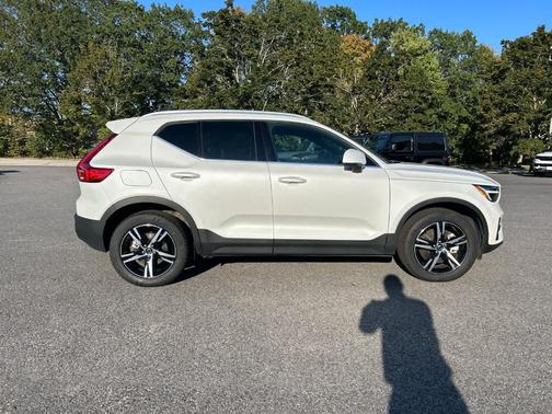 2025 Volvo XC40 B5 Core Bright Theme