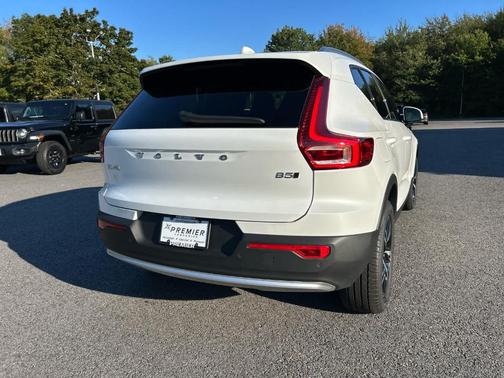 2025 Volvo XC40 B5 Core Bright Theme