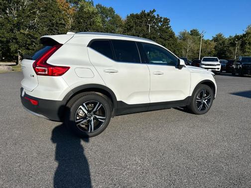 2025 Volvo XC40 B5 Core Bright Theme