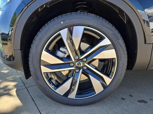 2025 Volvo XC40 B5 Plus Bright Theme