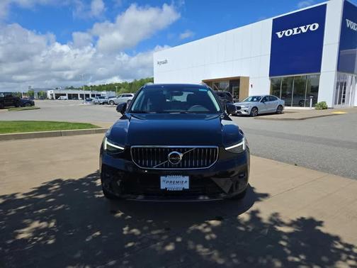 2025 Volvo XC40 B5 Plus Bright Theme