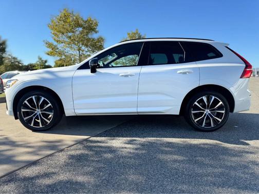 2023 Volvo XC60 B5 Plus Dark Theme