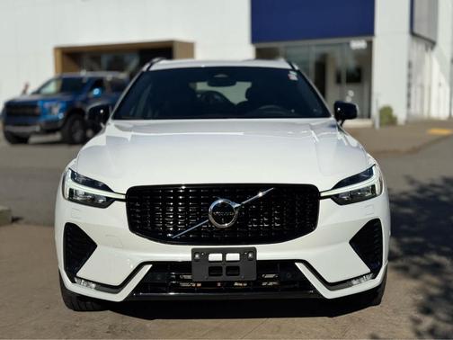 2023 Volvo XC60 B5 Plus Dark Theme