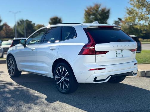 2023 Volvo XC60 B5 Plus Dark Theme