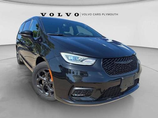 Brilliant Black Crystal Pearlcoat 2023 Chrysler Pacifica Hybrid Touring L