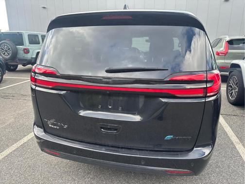 Brilliant Black Crystal Pearlcoat 2023 Chrysler Pacifica Hybrid Touring L