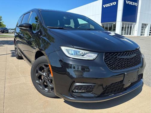 Brilliant Black Crystal Pearlcoat 2023 Chrysler Pacifica Hybrid Touring L
