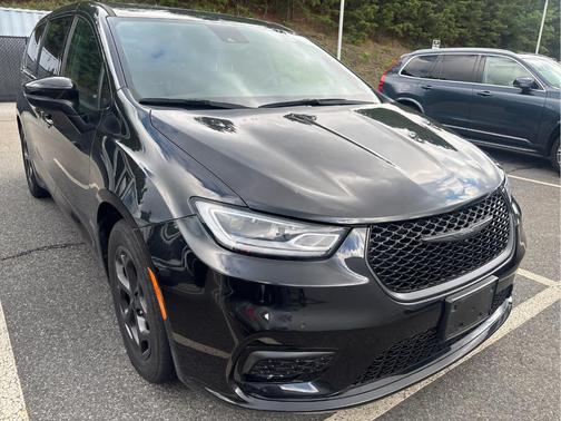Brilliant Black Crystal Pearlcoat 2023 Chrysler Pacifica Hybrid Touring L