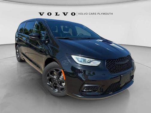 Brilliant Black Crystal Pearlcoat 2023 Chrysler Pacifica Hybrid Touring L