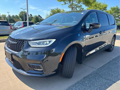 Brilliant Black Crystal Pearlcoat 2023 Chrysler Pacifica Hybrid Touring L