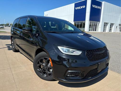 Brilliant Black Crystal Pearlcoat 2023 Chrysler Pacifica Hybrid Touring L