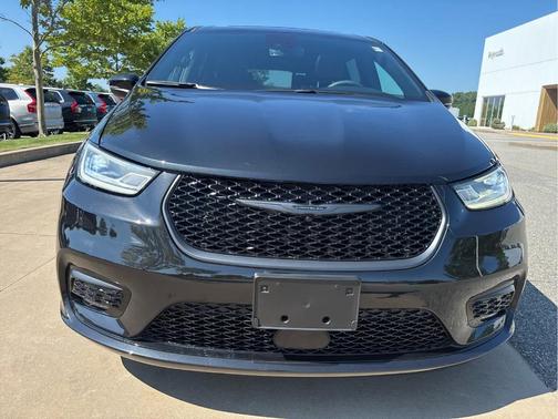 Brilliant Black Crystal Pearlcoat 2023 Chrysler Pacifica Hybrid Touring L