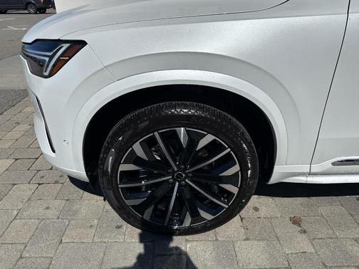Crystal White Pearl 2026 Volvo XC90 B6 Plus 7-Seater