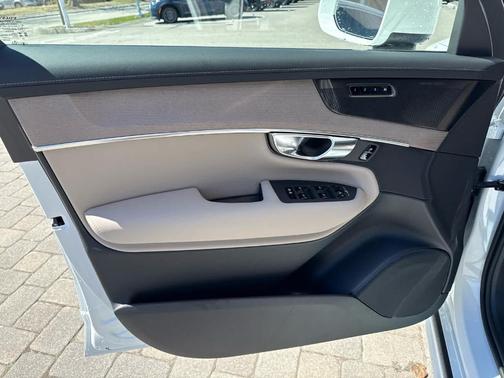 Crystal White Pearl 2026 Volvo XC90 B6 Plus 7-Seater