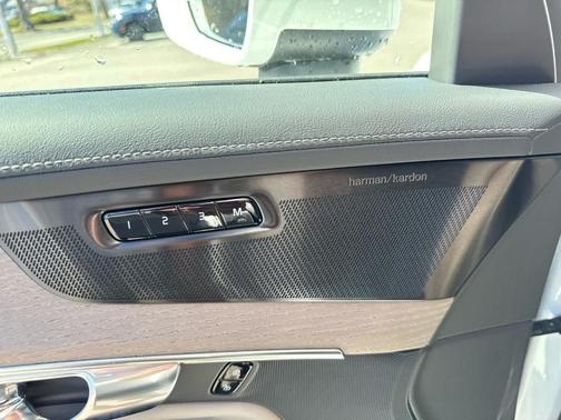 Crystal White Pearl 2026 Volvo XC90 B6 Plus 7-Seater