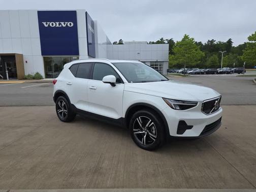 2025 Volvo XC40 B5 Core Bright Theme