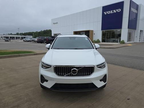2025 Volvo XC40 B5 Core Bright Theme