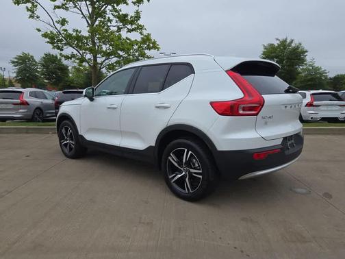 2025 Volvo XC40 B5 Core Bright Theme