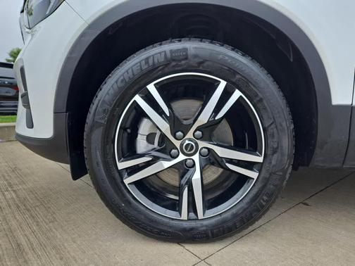 2025 Volvo XC40 B5 Core Bright Theme