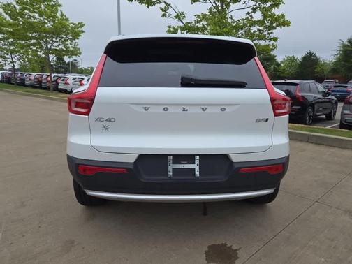 2025 Volvo XC40 B5 Core Bright Theme
