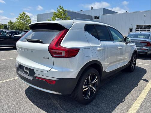 2025 Volvo XC40 B5 Core Bright Theme