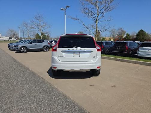 Crystal White Pearl 2015 Volvo XC60 T6 Platinum