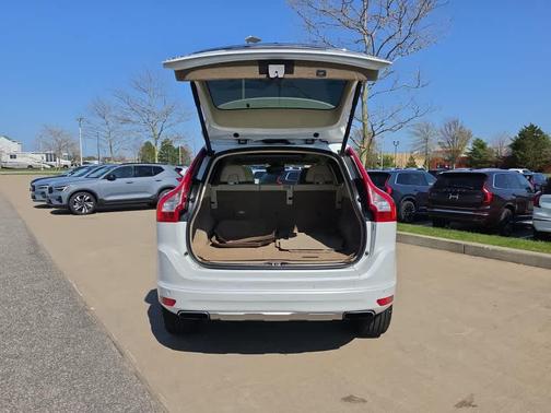 Crystal White Pearl 2015 Volvo XC60 T6 Platinum