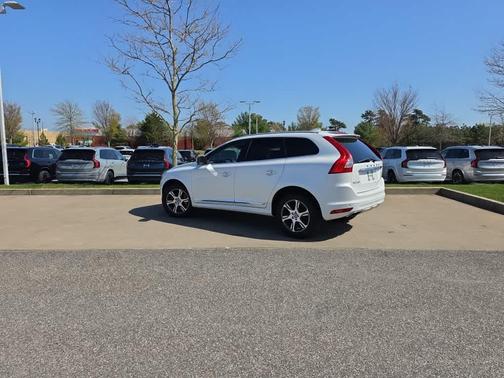 Crystal White Pearl 2015 Volvo XC60 T6 Platinum