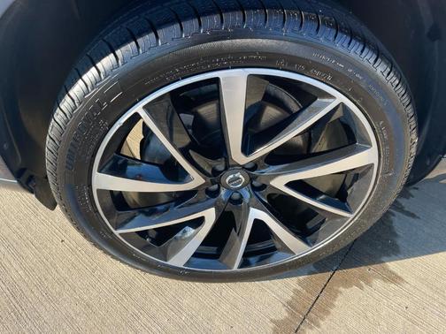 2023 Volvo XC90 B5 Plus