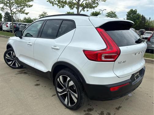 Crystal White Pearl 2025 Volvo XC40 B5 Plus Dark Theme