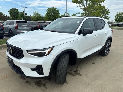 Crystal White Pearl 2025 Volvo XC40 B5 Plus Dark Theme