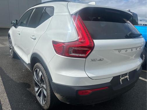 Crystal White 2025 Volvo XC40 B5 Plus Dark Theme