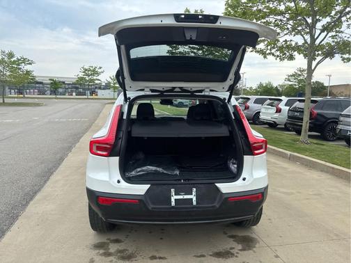 Crystal White Pearl 2025 Volvo XC40 B5 Plus Dark Theme