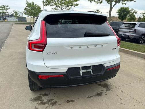 Crystal White Pearl 2025 Volvo XC40 B5 Plus Dark Theme